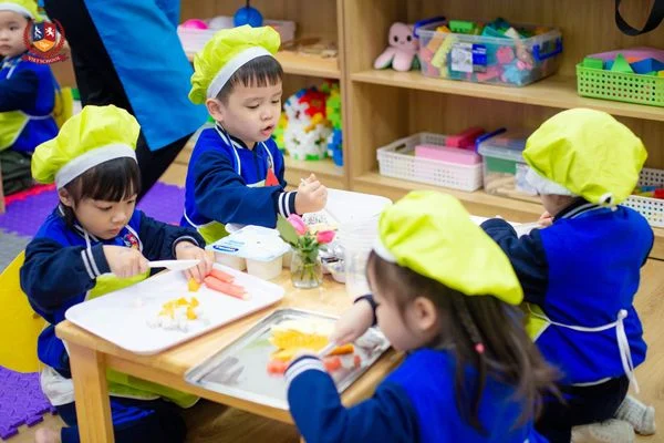 VIETSKILLS: CÁC BẠN NHỎ TRỔ TÀI LÀM SỮA CHUA HOA QUẢ