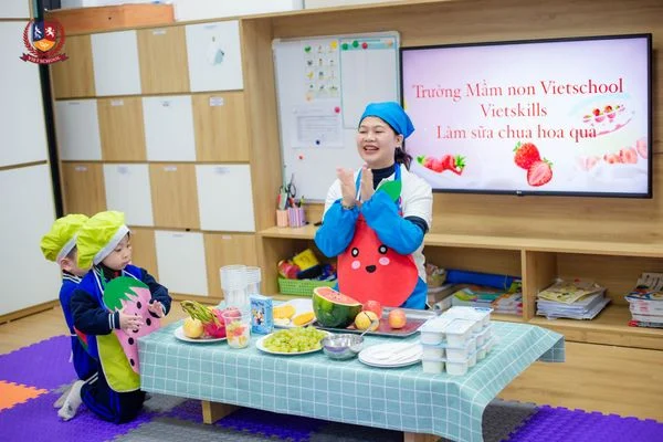 VIETSKILLS: CÁC BẠN NHỎ TRỔ TÀI LÀM SỮA CHUA HOA QUẢ