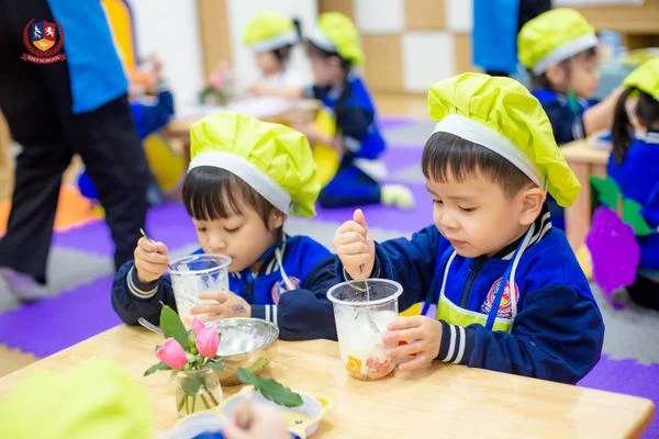 VIETSKILLS: CÁC BẠN NHỎ TRỔ TÀI LÀM SỮA CHUA HOA QUẢ