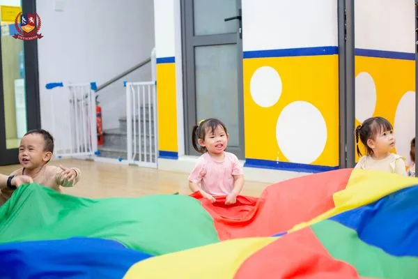 SMART SPORTS: TRẺ TẬP GIỮ THĂNG BẰNG, TẠO SÓNG DÙ RỰC RỠ