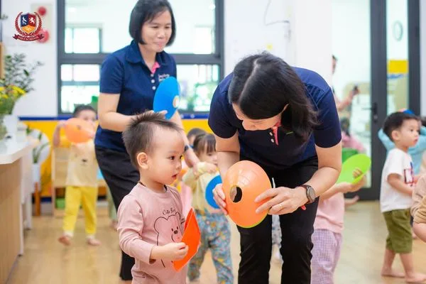SMART SPORTS: TRẺ TẬP GIỮ THĂNG BẰNG, TẠO SÓNG DÙ RỰC RỠ