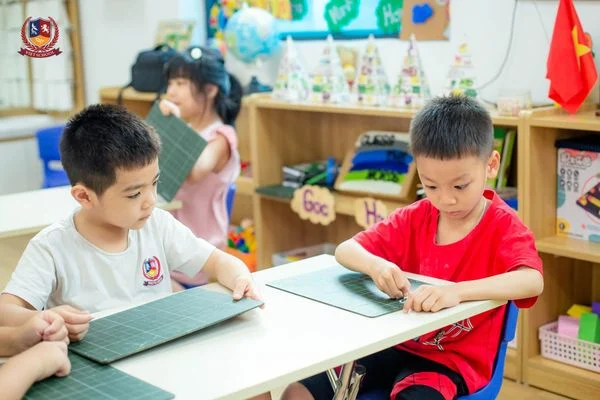 NHỮNG NÉT CHỮ ĐẦU TIÊN - CÁC BẠN NHỎ GOM NHẶT HÀNH TRANG VÀO LỚP 1