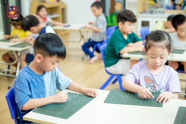 NHỮNG NÉT CHỮ ĐẦU TIÊN - CÁC BẠN NHỎ GOM NHẶT HÀNH TRANG VÀO LỚP 1