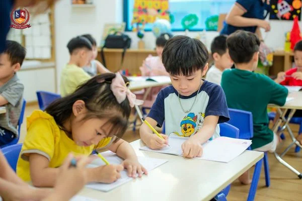 NHỮNG NÉT CHỮ ĐẦU TIÊN - CÁC BẠN NHỎ GOM NHẶT HÀNH TRANG VÀO LỚP 1