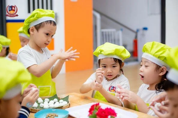 CÁC BẠN NHỎ TRỔ TÀI LÀM BÁNH TRÔI ĐÓN TẾT HÀN THỰC