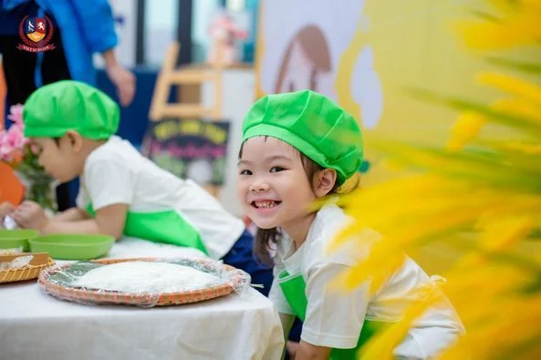 CÁC BẠN NHỎ TRỔ TÀI LÀM BÁNH TRÔI ĐÓN TẾT HÀN THỰC