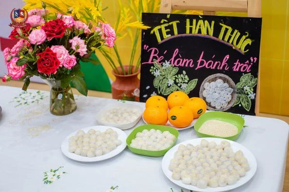 CÁC BẠN NHỎ TRỔ TÀI LÀM BÁNH TRÔI ĐÓN TẾT HÀN THỰC