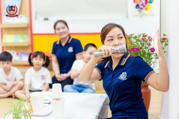 STEAM: CÁC BẠN NHỎ SÁNG TẠO MÁY CHIẾU MINI