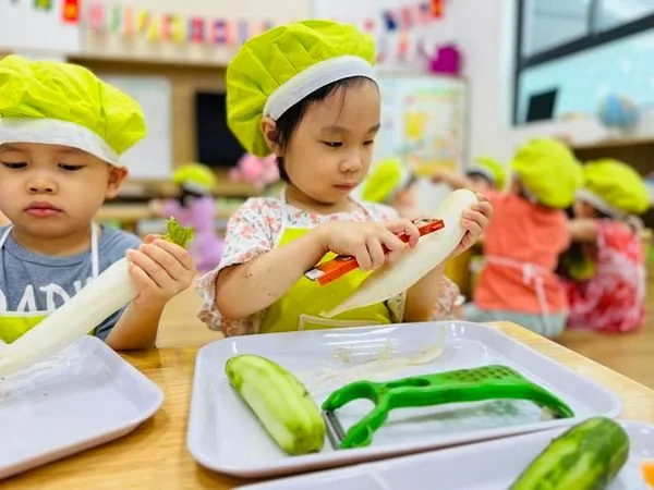 VIETSKILLS: “MẸ ƠI, CON ĐÃ BIẾT GIÚP MẸ NẠO RAU CỦ RỒI ĐÓ!”