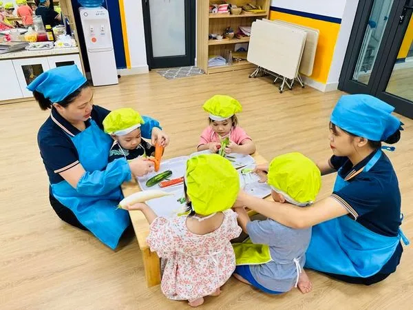 VIETSKILLS: “MẸ ƠI, CON ĐÃ BIẾT GIÚP MẸ NẠO RAU CỦ RỒI ĐÓ!”