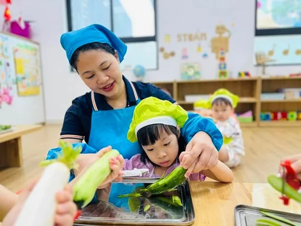 VIETSKILLS: “MẸ ƠI, CON ĐÃ BIẾT GIÚP MẸ NẠO RAU CỦ RỒI ĐÓ!”