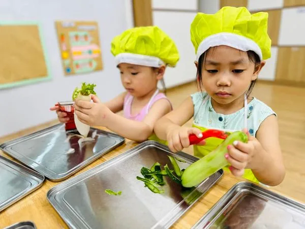 VIETSKILLS: “MẸ ƠI, CON ĐÃ BIẾT GIÚP MẸ NẠO RAU CỦ RỒI ĐÓ!”