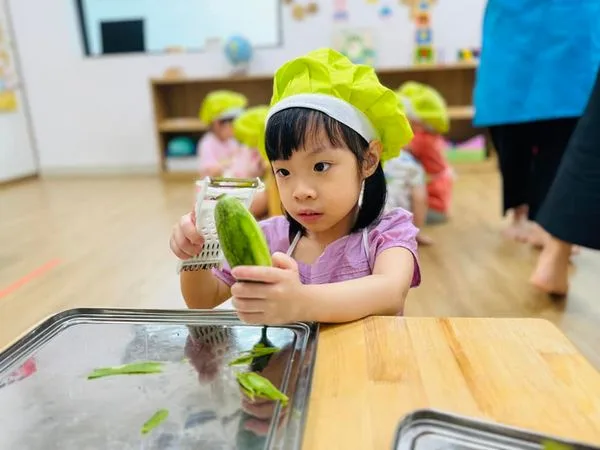 VIETSKILLS: “MẸ ƠI, CON ĐÃ BIẾT GIÚP MẸ NẠO RAU CỦ RỒI ĐÓ!”