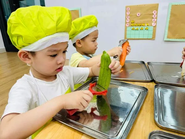 VIETSKILLS: “MẸ ƠI, CON ĐÃ BIẾT GIÚP MẸ NẠO RAU CỦ RỒI ĐÓ!”