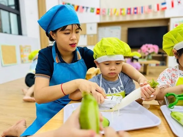 VIETSKILLS: “MẸ ƠI, CON ĐÃ BIẾT GIÚP MẸ NẠO RAU CỦ RỒI ĐÓ!”