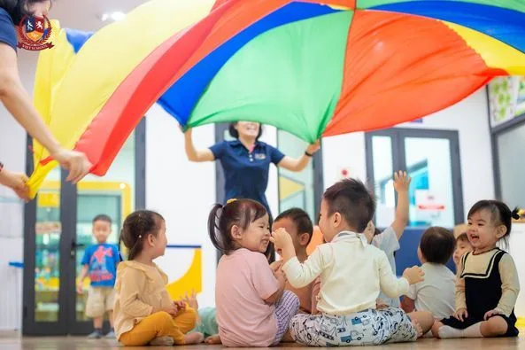 SMART SPORTS: TRẺ TẬP GIỮ THĂNG BẰNG, TẠO SÓNG DÙ RỰC RỠ