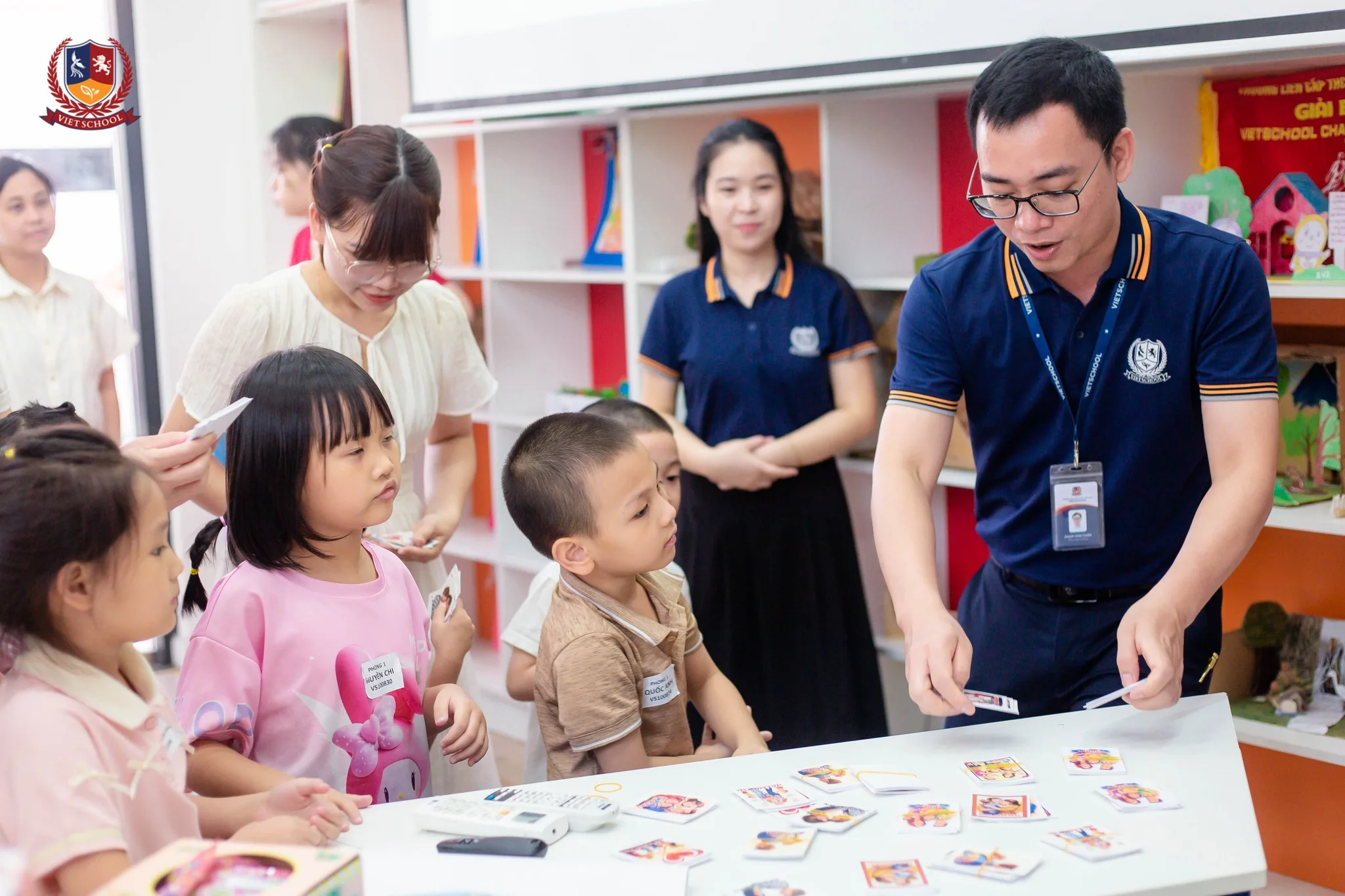 bé làm quen với trường tiểu học