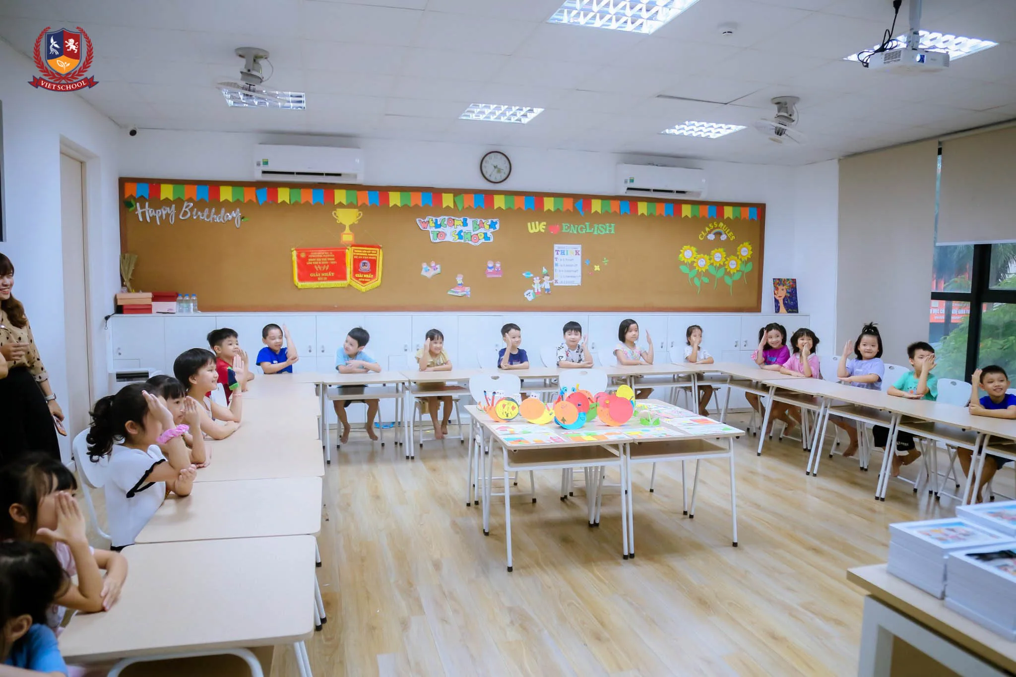 Bé làm quen với trường tiểu học qua từng bước