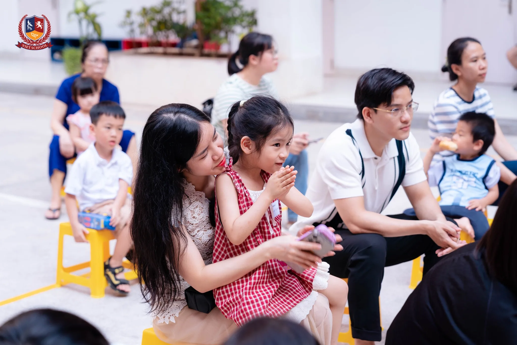 cha mẹ đồng hành cùng bé trong buổi trải nghiệm đầu tiên