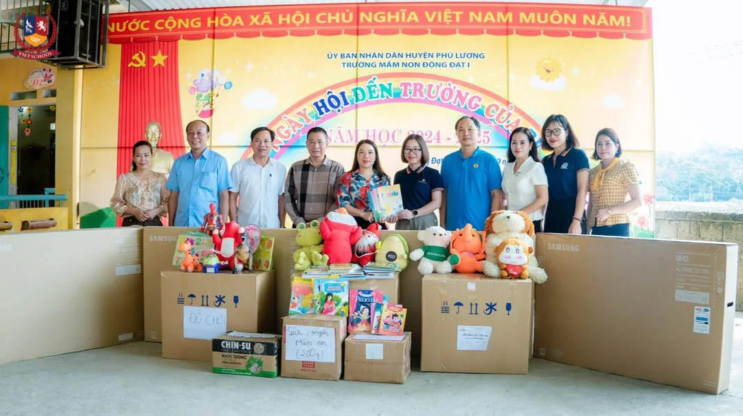 VIETSCHOOL CÙNG QUỸ TRĂNG XANH TRAO YÊU THƯƠNG TỚI ĐỒNG BÀO VÙNG LŨ
