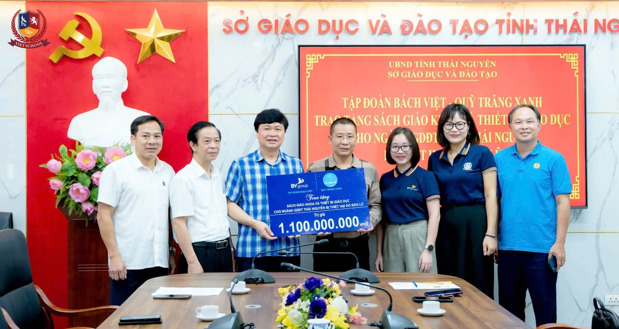 VIETSCHOOL CÙNG QUỸ TRĂNG XANH TRAO YÊU THƯƠNG TỚI ĐỒNG BÀO VÙNG LŨ