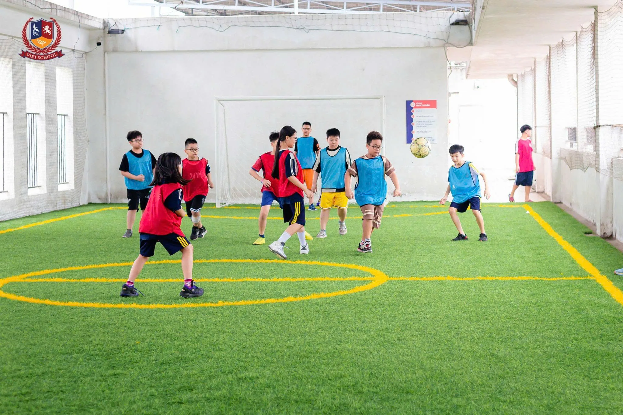 khu thể thao đa năng hiện đại với sân bóng đá và bóng rổ