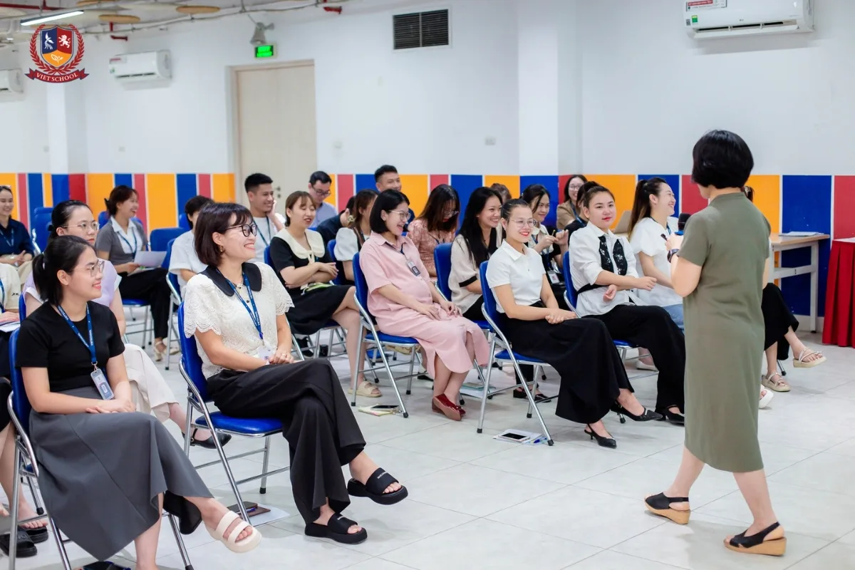 Nhà trường hướng dẫn phụ huynh chuẩn bị hồ sơ