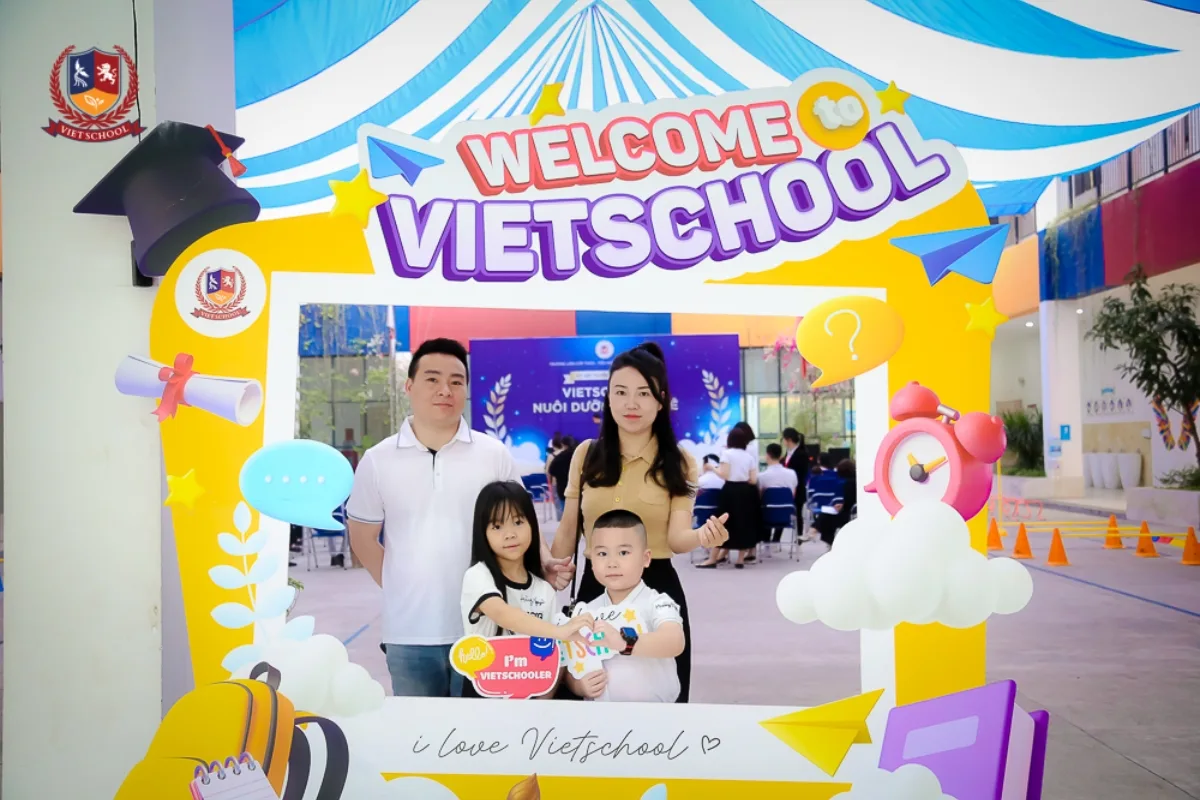 Học sinh nhận lớp và nhập học