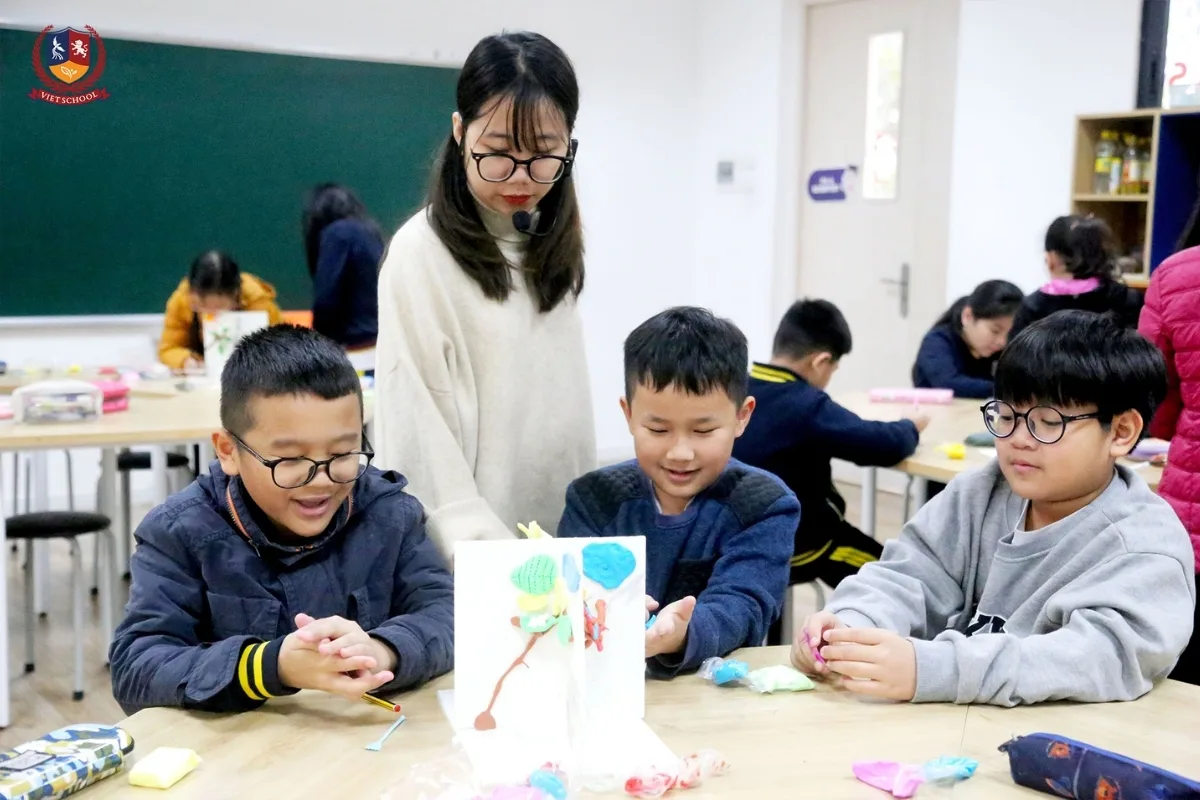 Sự khác biệt trong nguyên tắc giảng dạy giữa Montessori và STEAM