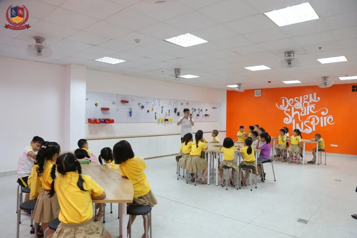 Phòng học STEAM bao gồm hệ thống trang thiết bị đa dạng và tích hợp