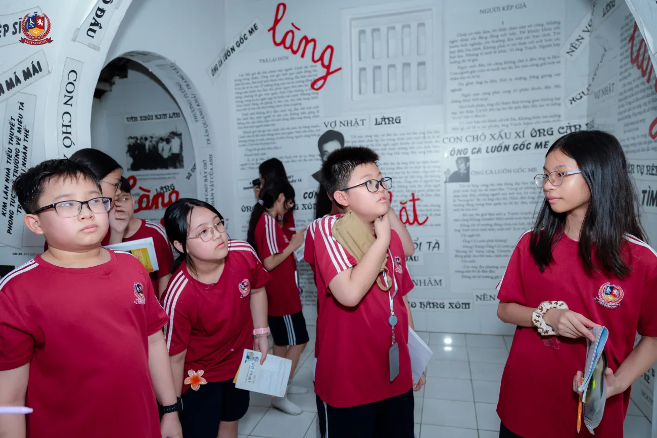 VIETSCHOOL: HÀNH TRÌNH “CHẠM “VÀO VĂN HÓA VIỆT TẠI VIỆT PHỦ THÀNH CHƯƠNG