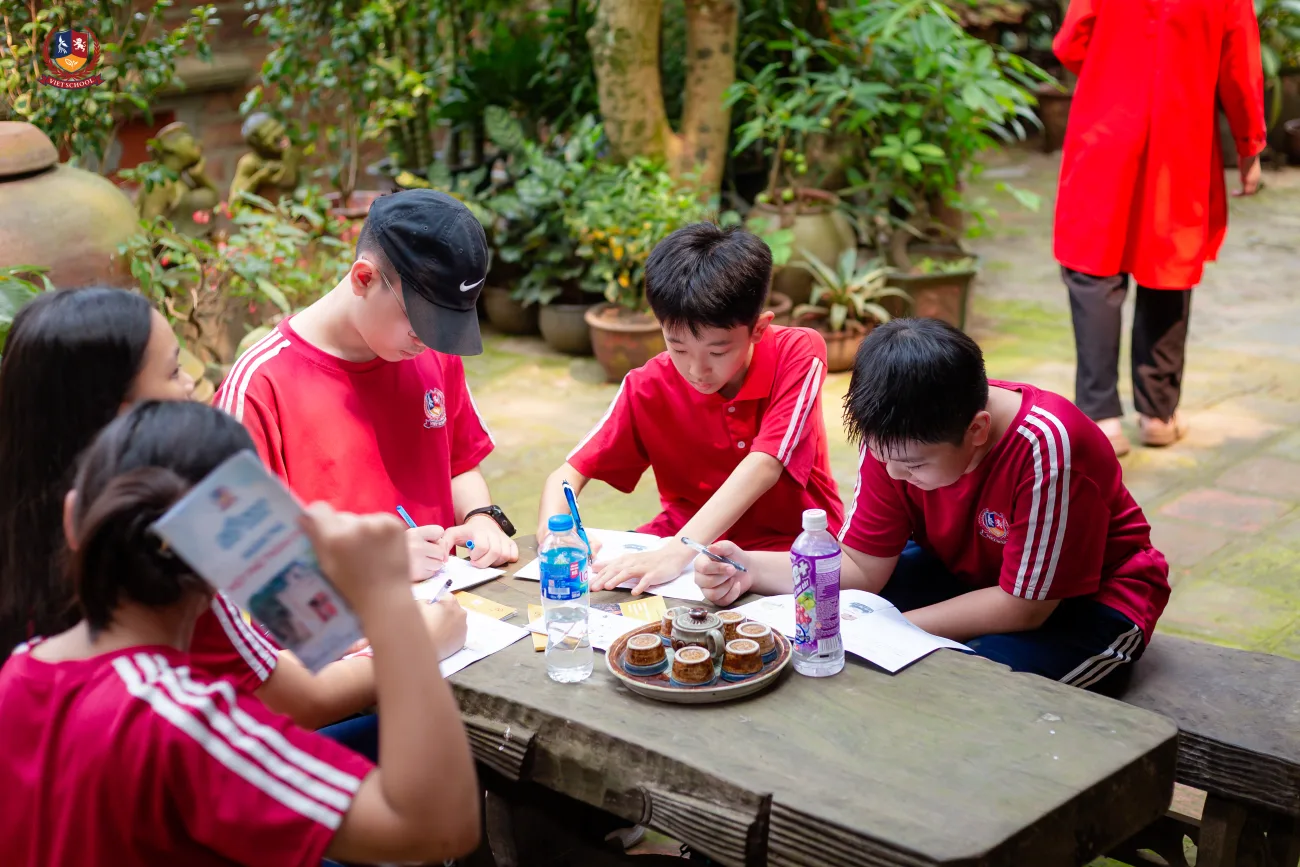 VIETSCHOOL: HÀNH TRÌNH “CHẠM “VÀO VĂN HÓA VIỆT TẠI VIỆT PHỦ THÀNH CHƯƠNG