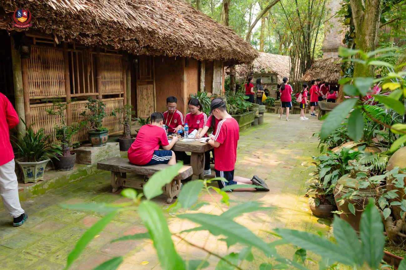 VIETSCHOOL: HÀNH TRÌNH “CHẠM “VÀO VĂN HÓA VIỆT TẠI VIỆT PHỦ THÀNH CHƯƠNG