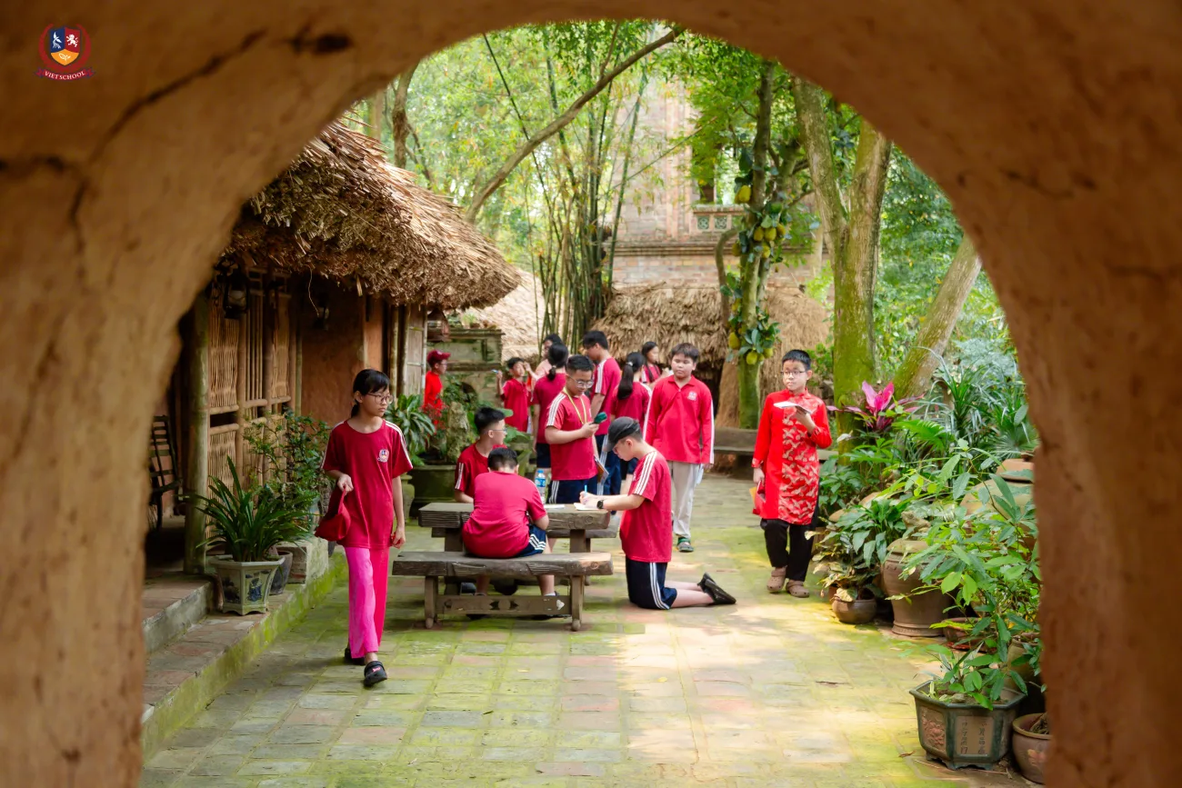 VIETSCHOOL: HÀNH TRÌNH “CHẠM “VÀO VĂN HÓA VIỆT TẠI VIỆT PHỦ THÀNH CHƯƠNG