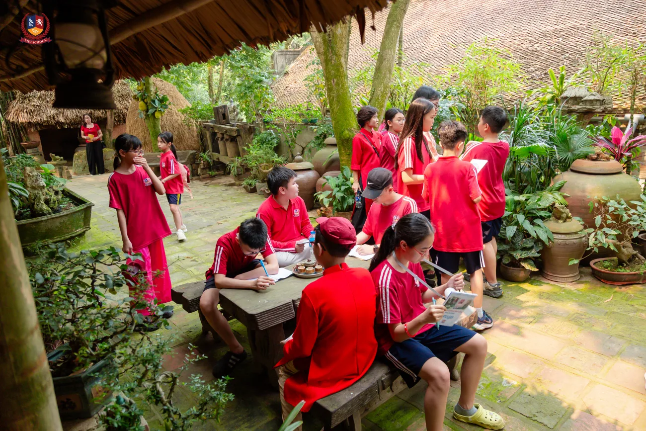 VIETSCHOOL: HÀNH TRÌNH “CHẠM “VÀO VĂN HÓA VIỆT TẠI VIỆT PHỦ THÀNH CHƯƠNG