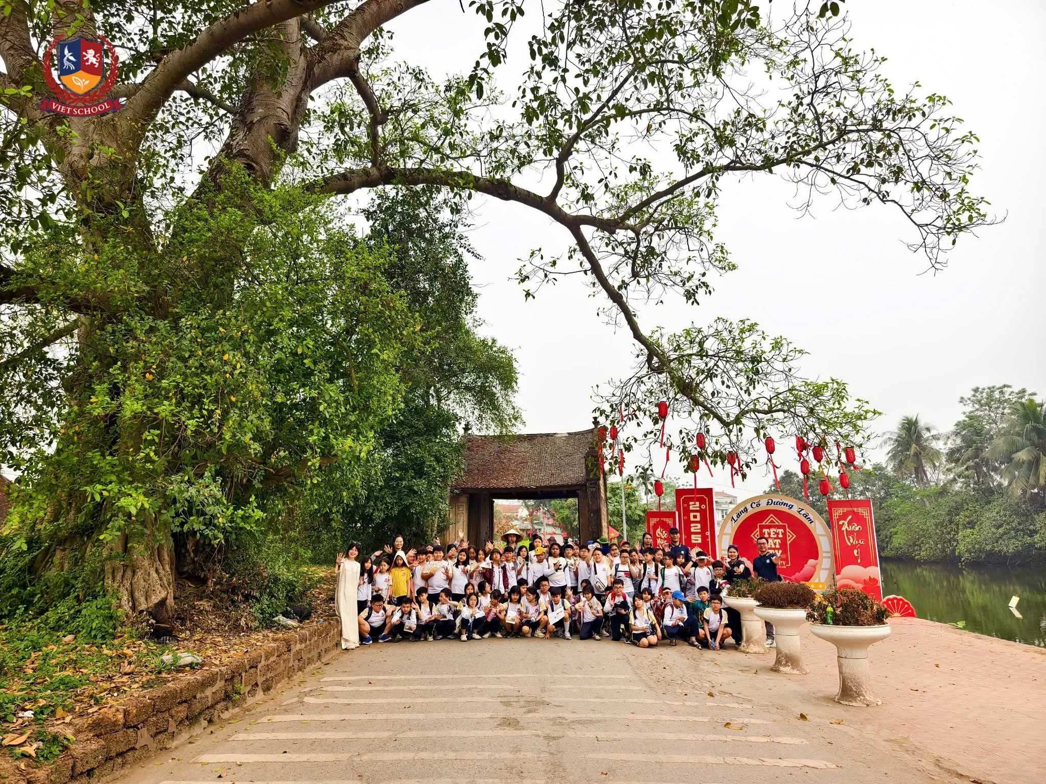 Khối lớp 4 Vietschool tham quan Làng cổ Đường Lâm