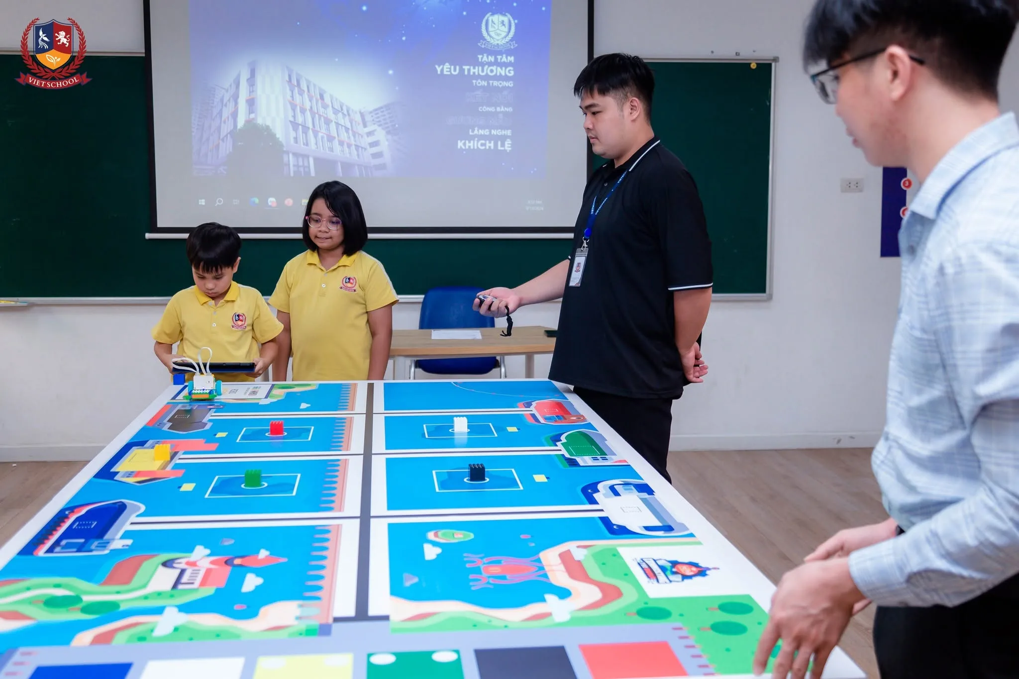 khối lớp 4 Vietschool tham gia STEAM Festival