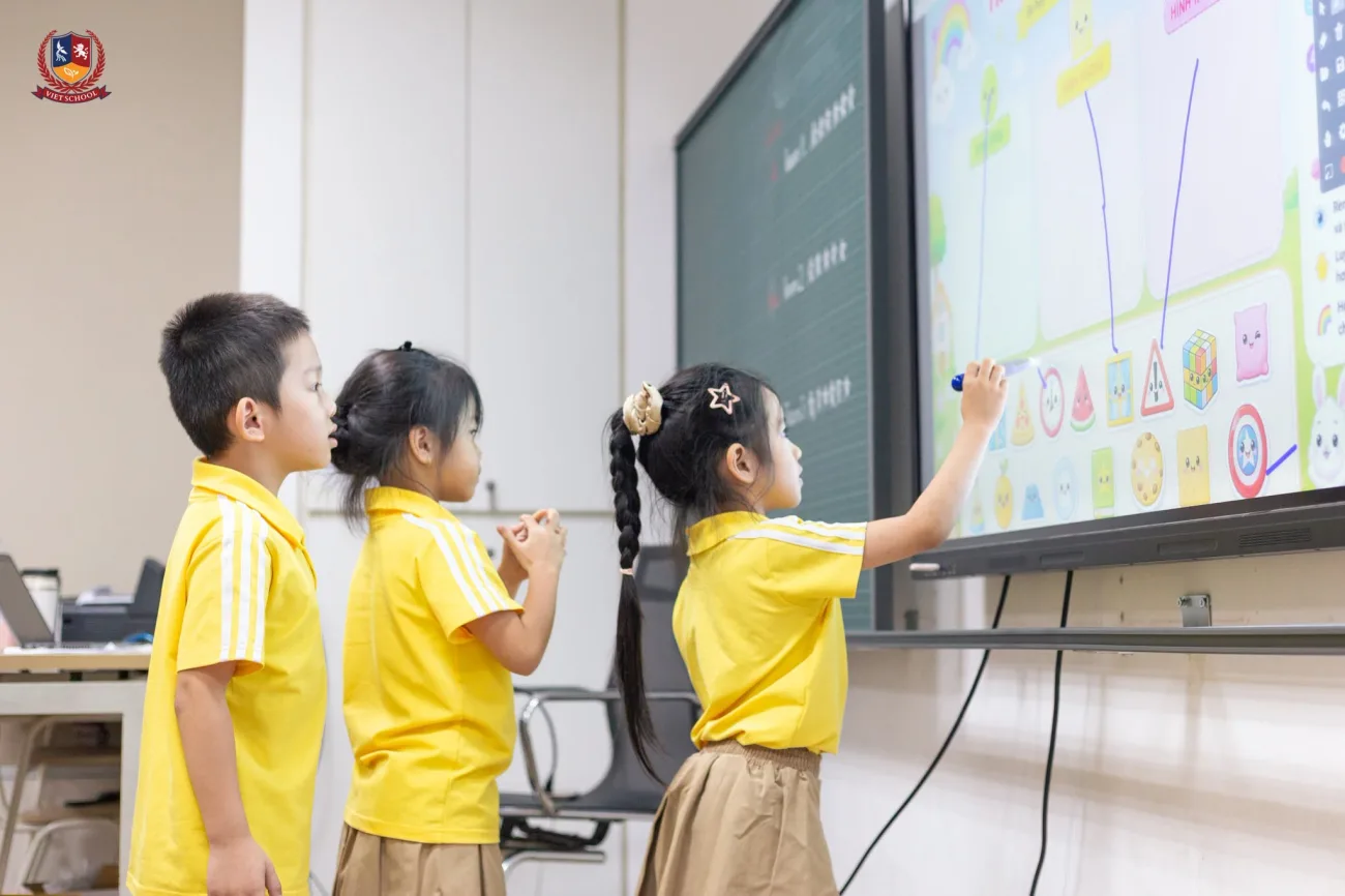 ỨNG DỤNG CÔNG NGHỆ ĐỂ TẠO CẢM HỨNG HỌC TẬP, PHÁT TRIỂN TOÀN DIỆN NĂNG LỰC HỌC SINH